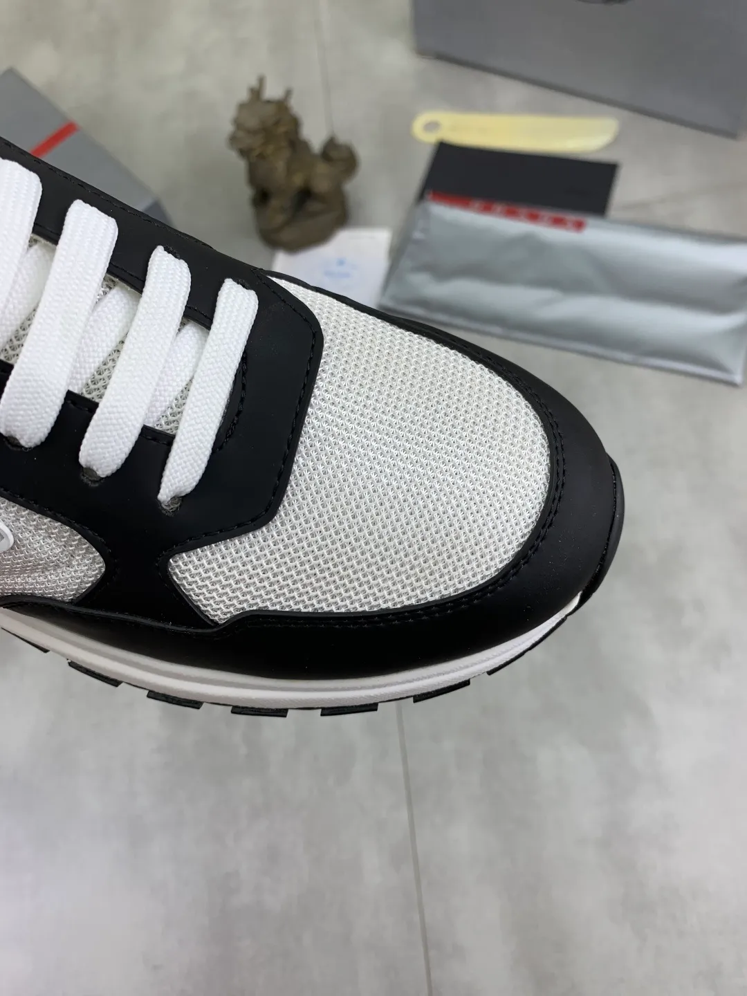 Men's shoes 💰P560💰[New style] popular models are on the official website, 🆘 Trendy brand (Prada) mainly promotes popular models, avant-garde and versatile fashion men's shoes private version mold opening, cowhide surface splicing 1:1.. Fashionable and simple, original imported cowhide lining cowhide feet; the atmosphere and personality are more fashionable, eye-catching and pursuing class. It will subvert the old idea and be a must-have for fashionistas with you! Must keep it for yourself! Tall and comfortable, large and low, high-end quality workmanship. Code number: 38-45 3️⃣optional.